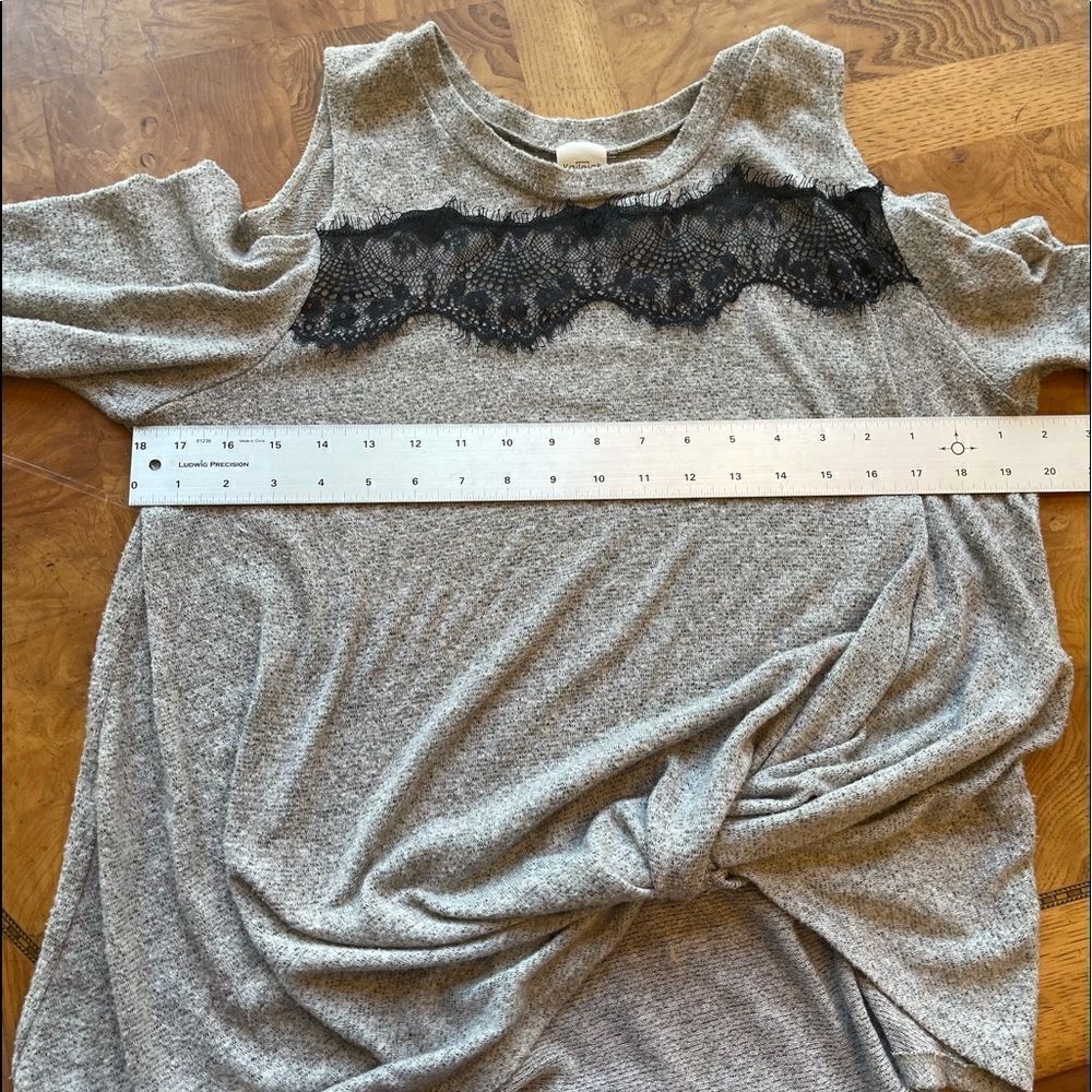 AWESOME KNIT Cold Shoulder Top! - Picture 15 of 16